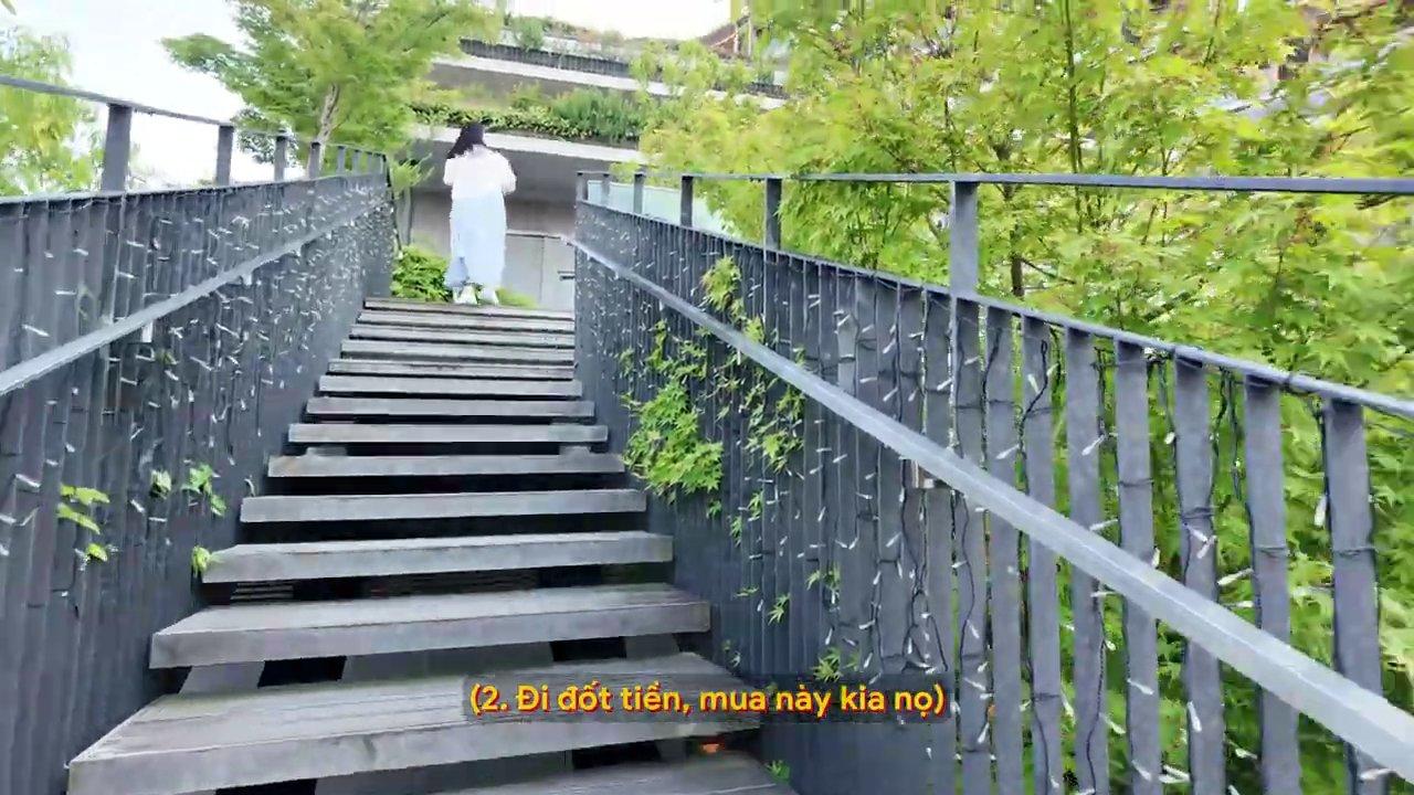 Chú chó đã qua đến vỉa hè bên kia, qua y đầu nhìn lại như kiểm tra xem có ai theo dõi không.