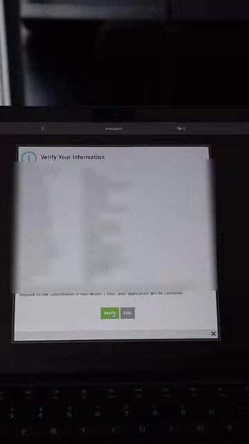 Hộp thư điện tử hiển thị email xác nhận từ hệ thống eVisa với mã code quan trọng.