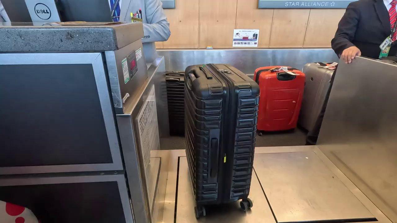 Một dòng suy nghĩ hỗn loạn được vẽ bằng những nét nguệch ngoạc, từ một chấm nhỏ lan ra vô số hướng khác nhau.
