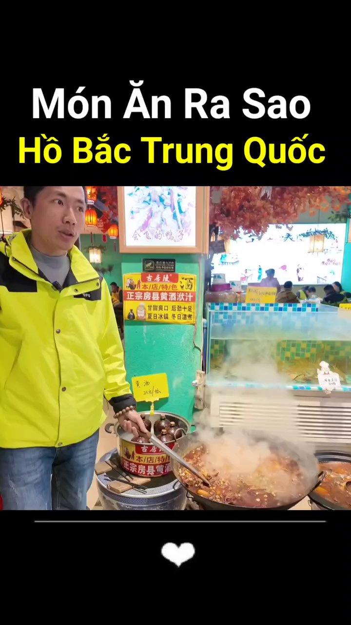 Quầy trưng bày đồ ăn trong nhà hàng với nhiều món được bày biện công khai và ghi rõ giá.