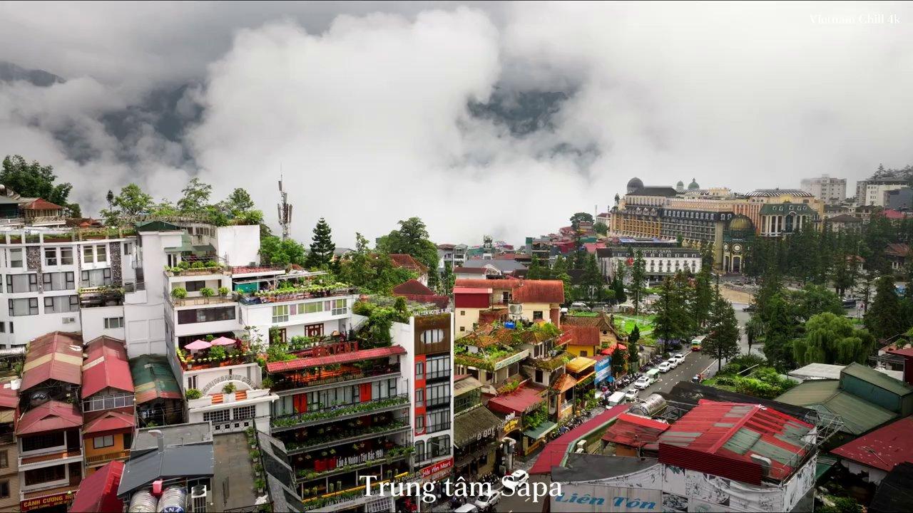 Cảnh sinh hoạt đời thường với con đường đất, ngôi nhà nhỏ và chiếc xe máy, phía sau là núi rừng xanh mướt của Sapa.