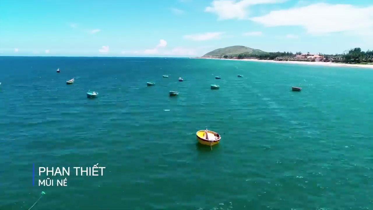 Con đường uốn lượn dọc theo bờ biển, một bên là sóng vỗ vào vách đá, một bên là dòng xe nhộn nhịp.