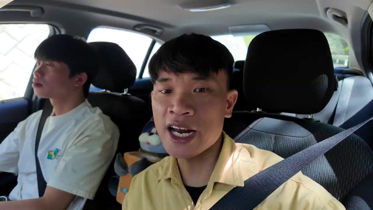Cả nhóm cùng nhau ngâm mình trong dòng suối mát.