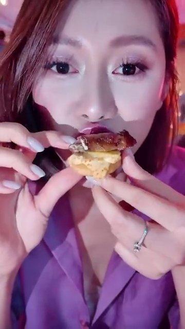 Bánh mì kẹp Hong Kong với nhân thịt nướng, xúc xích và chả tôm đặc biệt.