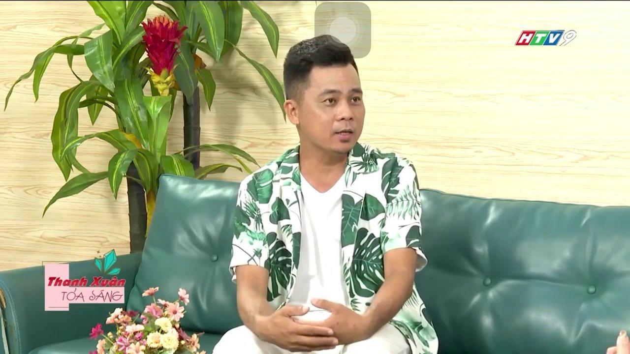 Một nhóm người đang đi bộ đường dài trên con đường mòn giữa rừng, ba lô trên vai, thể hiện tinh thần khám phá.