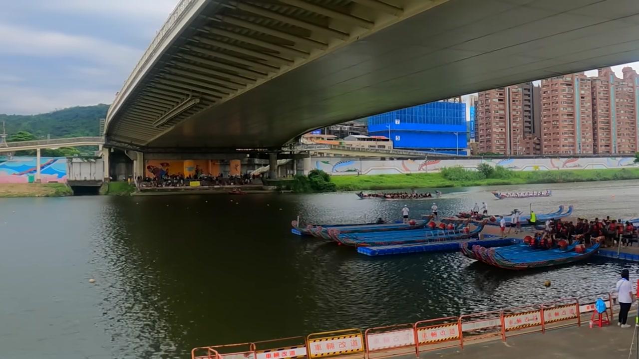 Cảnh tượng hào hùng của các đội thuyền rồng thi đấu trong Lễ hội Thuyền Rồng truyền thống.