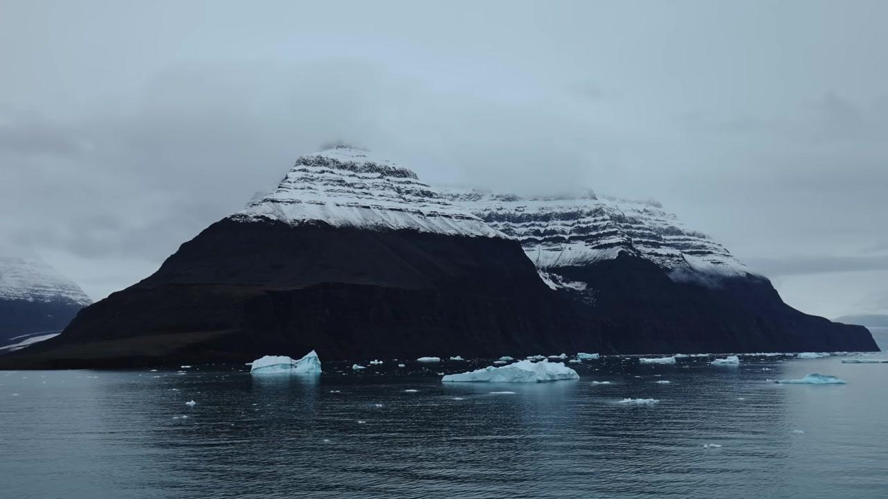 Cận cảnh những cột bazan hình lục giác độc đáo, một minh chứng cho hoạt động địa chất cổ xưa.