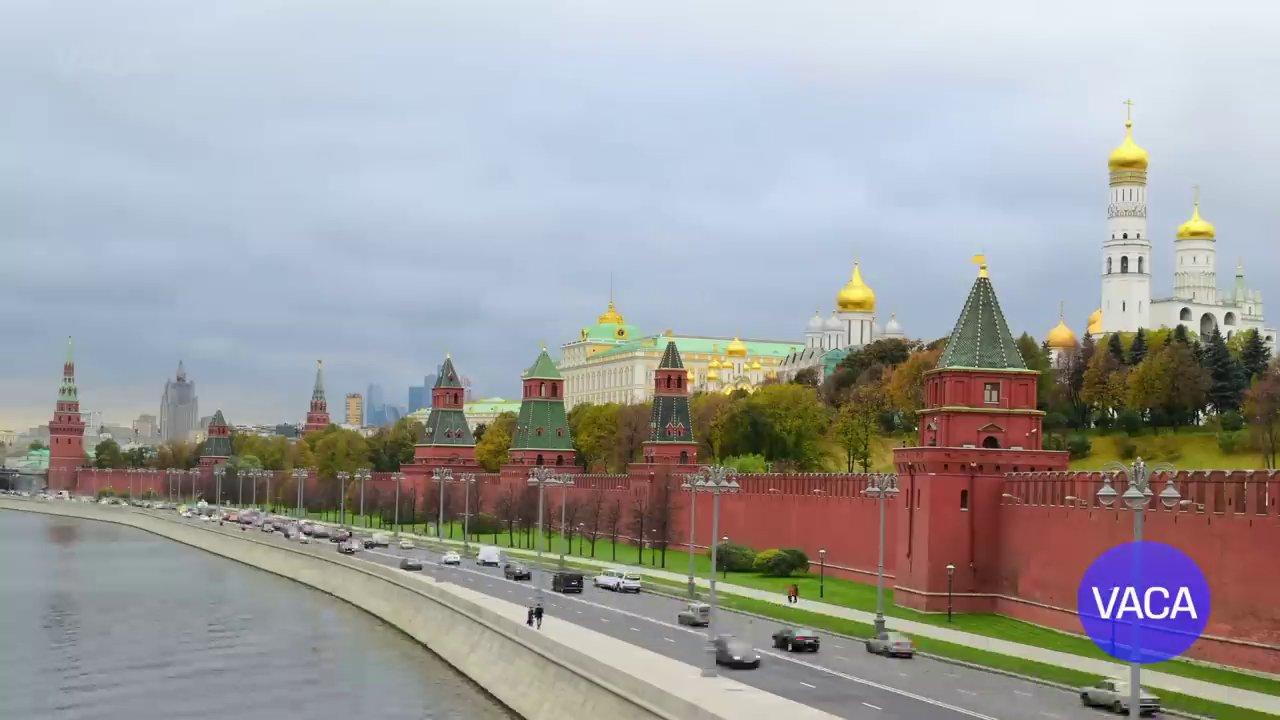 Nhà thờ thánh Basil với những mái vòm củ hành đầy màu sắc, biểu tượng của Moscow.