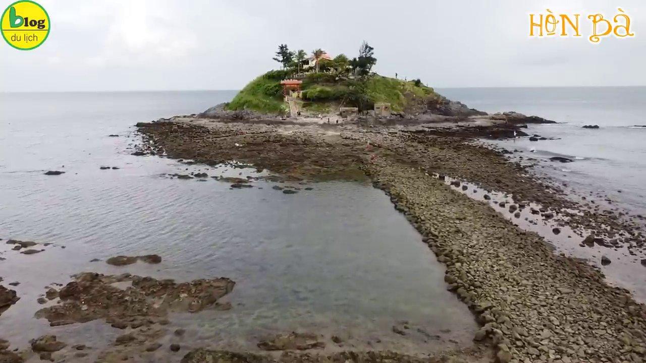 Du khách đi bộ ra Hòn Ngư Vũng Tàu khi nước thủy triều rút xuống.