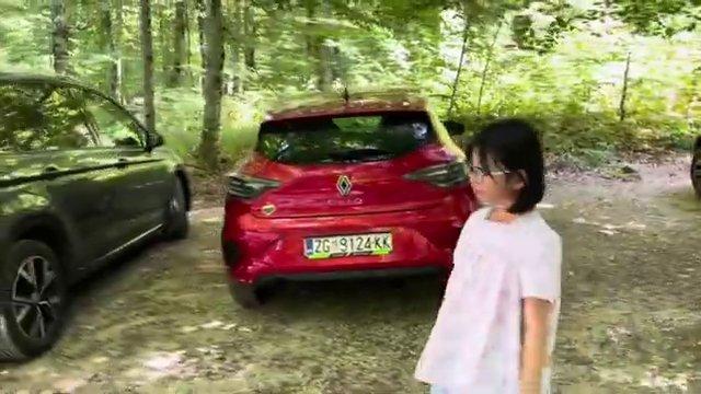 Mặt hồ Plitvice trong vắt như gương, phản chiếu bầu trời và rừng cây xung quanh.