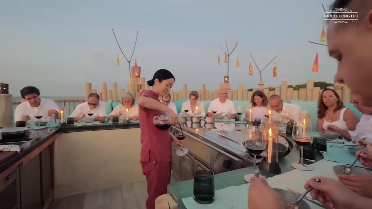 Một villa trên mặt nước tại Maldives với hồ bơi riêng và lối đi trực tiếp xuống biển - biểu tượng của sự xa hoa.