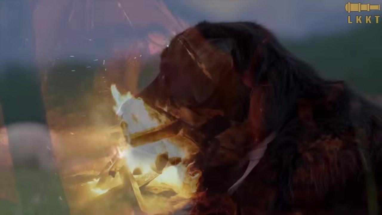 Bên trong một chiếc lều ger ấm áp, người phụ nữ đang chuẩn bị trà sữa truyền thống cho gia đình.