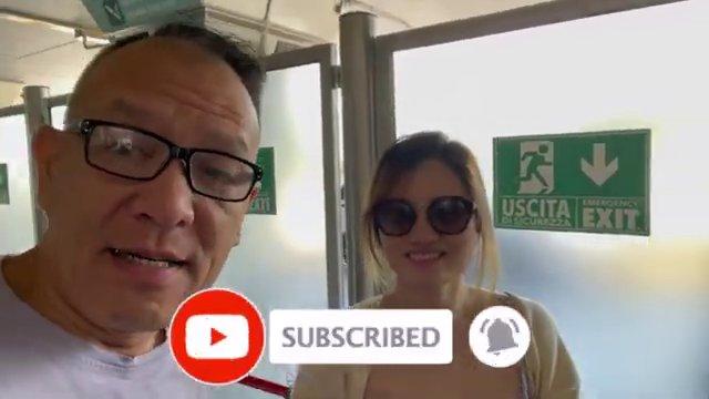 Sân bay Houston vào sáng sớm với dòng người đông đúc tại khu vực kiểm tra an ninh.