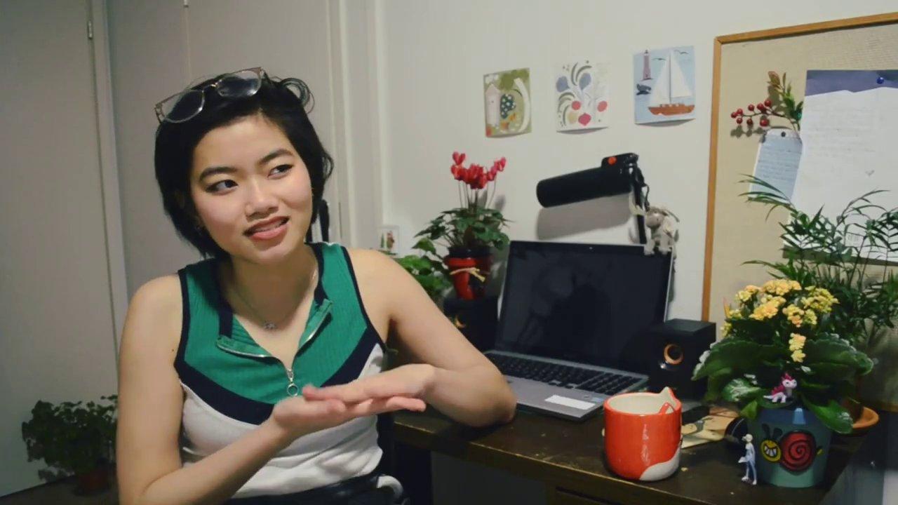 Một đoàn Free Walking Tour đang lắng nghe hướng dẫn viên kể chuyện tại một góc phố cổ ở Châu Âu.