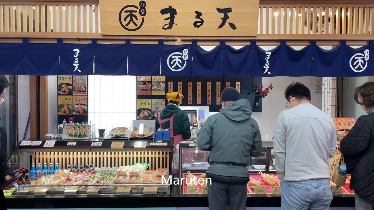 Một chiếc bánh giòn vàng ruộm, bên trong là phần nhân ngọt thơm, là món khai vị hoàn hảo cho hành trình ẩm thực.