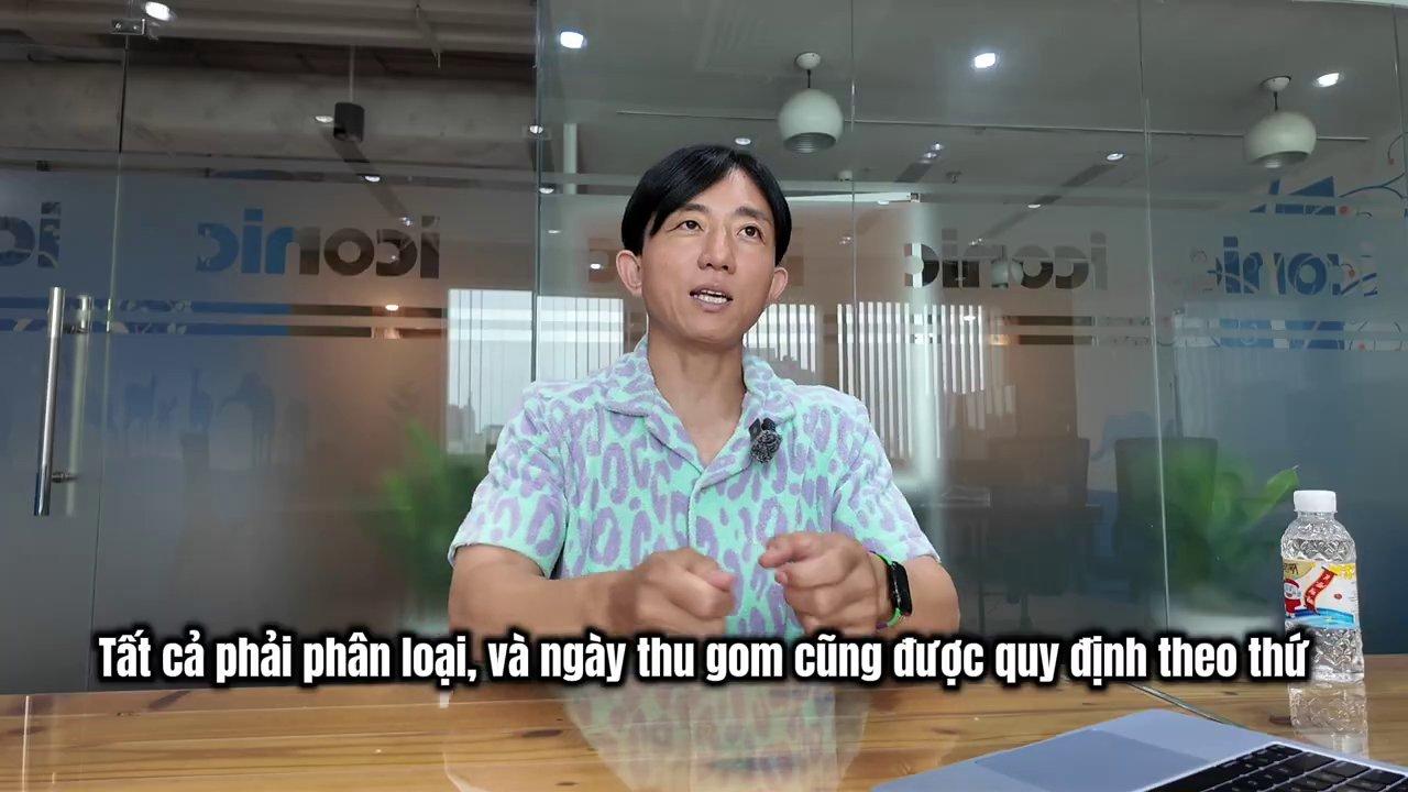 Một người đang đứng trên đỉnh đồ i, đó n ánh bình minh, với tư thế thoải mái và tự tại.