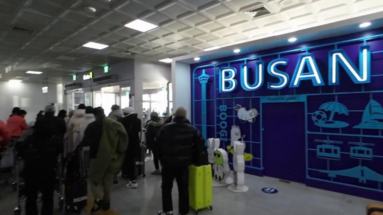 Khoảnh khắc mọi người cổ vũ, khích lệ nhau trước một thử thách hoặc hoạt động nhóm thú vị.