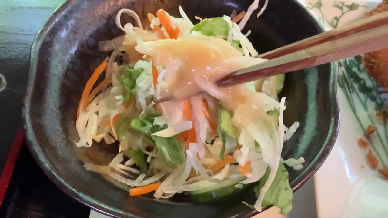 Gian hàng trưng bày vô số mặt nạ truyền thống Nhật Bản với đủ hình thù, màu sắc và biểu cảm khác nhau.