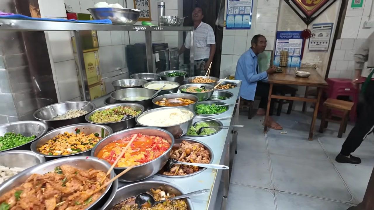 Một quầy hàng bán các loại côn trùng chế biến sẵn - nét ẩm thực đặc trưng và đầy thách thức.