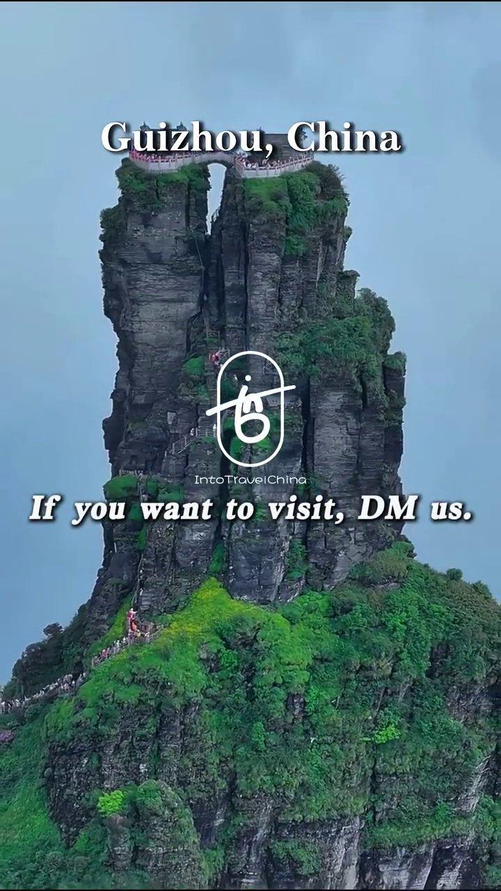 Bên trong hang động, các thạch nhũ và măng đá được chiếu sáng bằng đèn màu, tạo nên khung cảnh huyền ảo như trong truyện cổ tích.