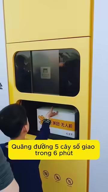 Một chiếc drone đang thả đồ ăn xuống điểm nhận hàng.