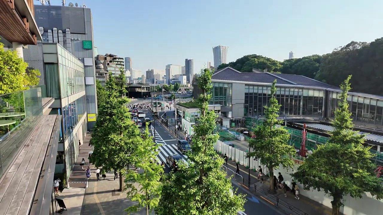 Ngã tư Shibuya đông đúc với dòng người qua lại, nơi diễn ra cảnh tượng kỳ lạ.