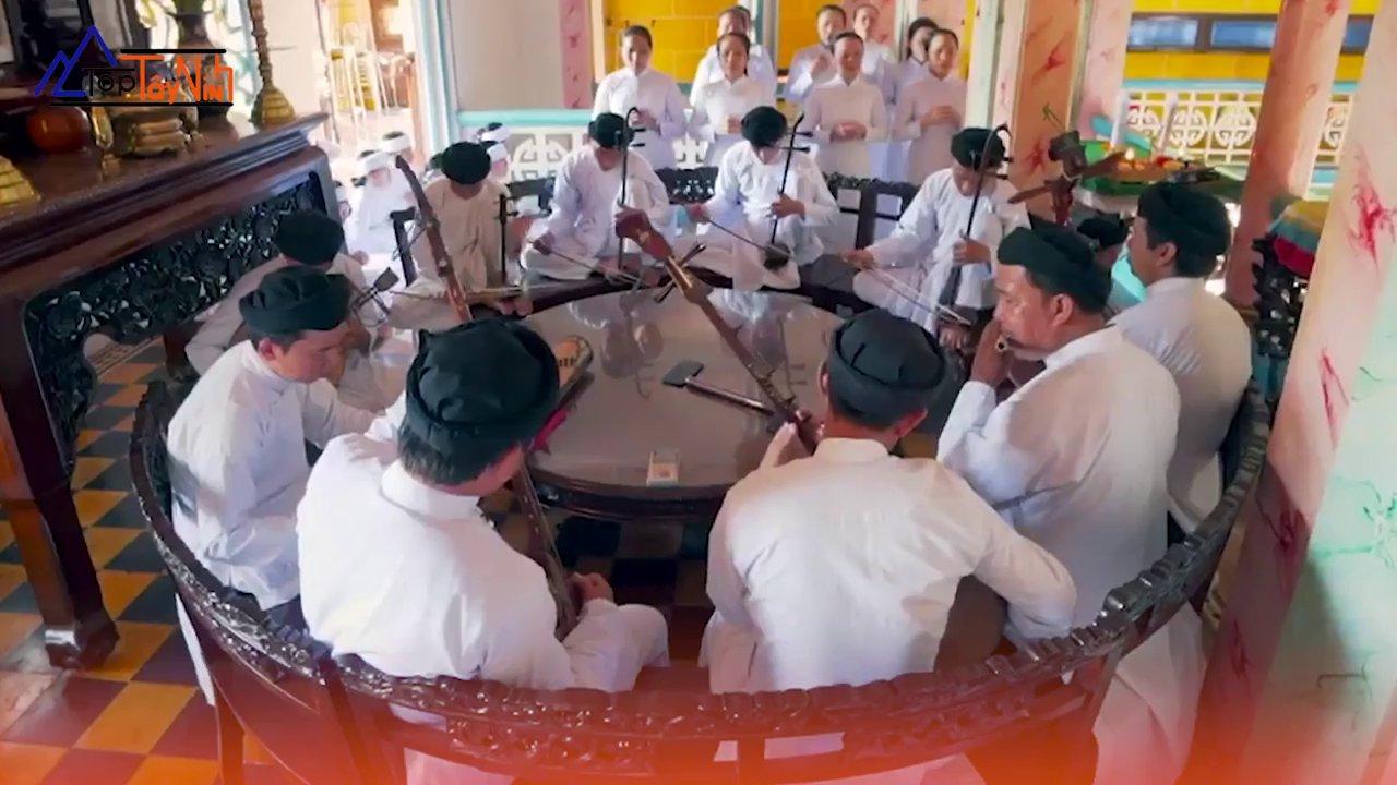 Nội thất trang nghiêm bên trong Tòa Thánh.