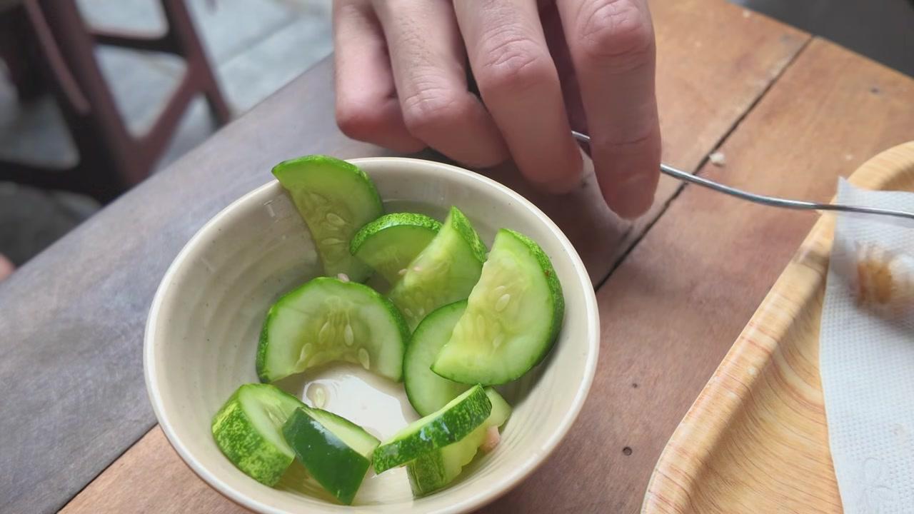 Quán cà phê với không gian mở, thiết kế rustic, có cây xanh trong nhà và những chiếc đèn treo tạo điểm nhấn.