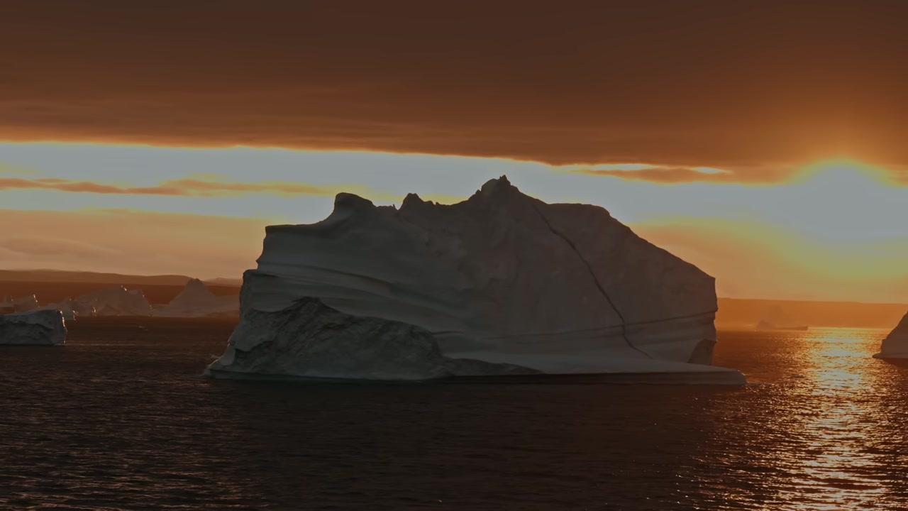 Khoảnh khắc bình minh nhuộm hồng và cam lên những tảng băng trôi khổng lồ ở Đông Greenland.