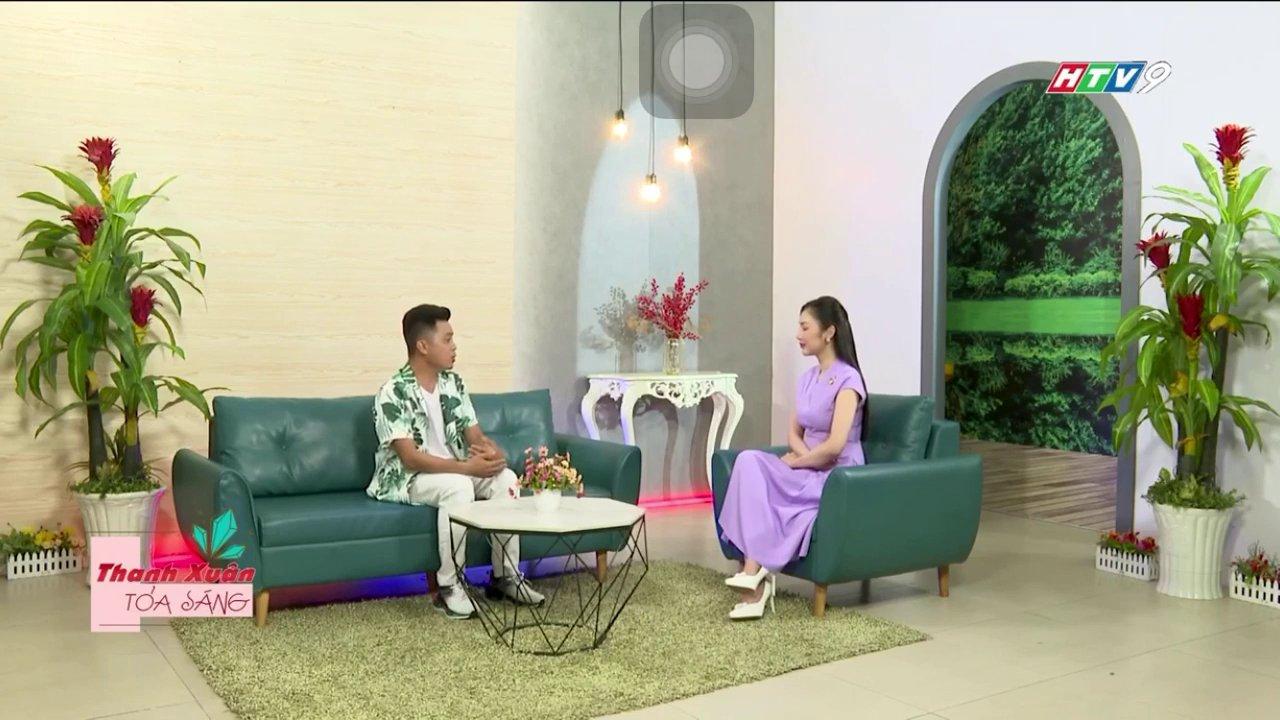 Một người phụ nữ địa phương đang chỉ cho du khách cách làm một món ăn truyền thống, nụ cười rạng rỡ trên khuôn mặt.