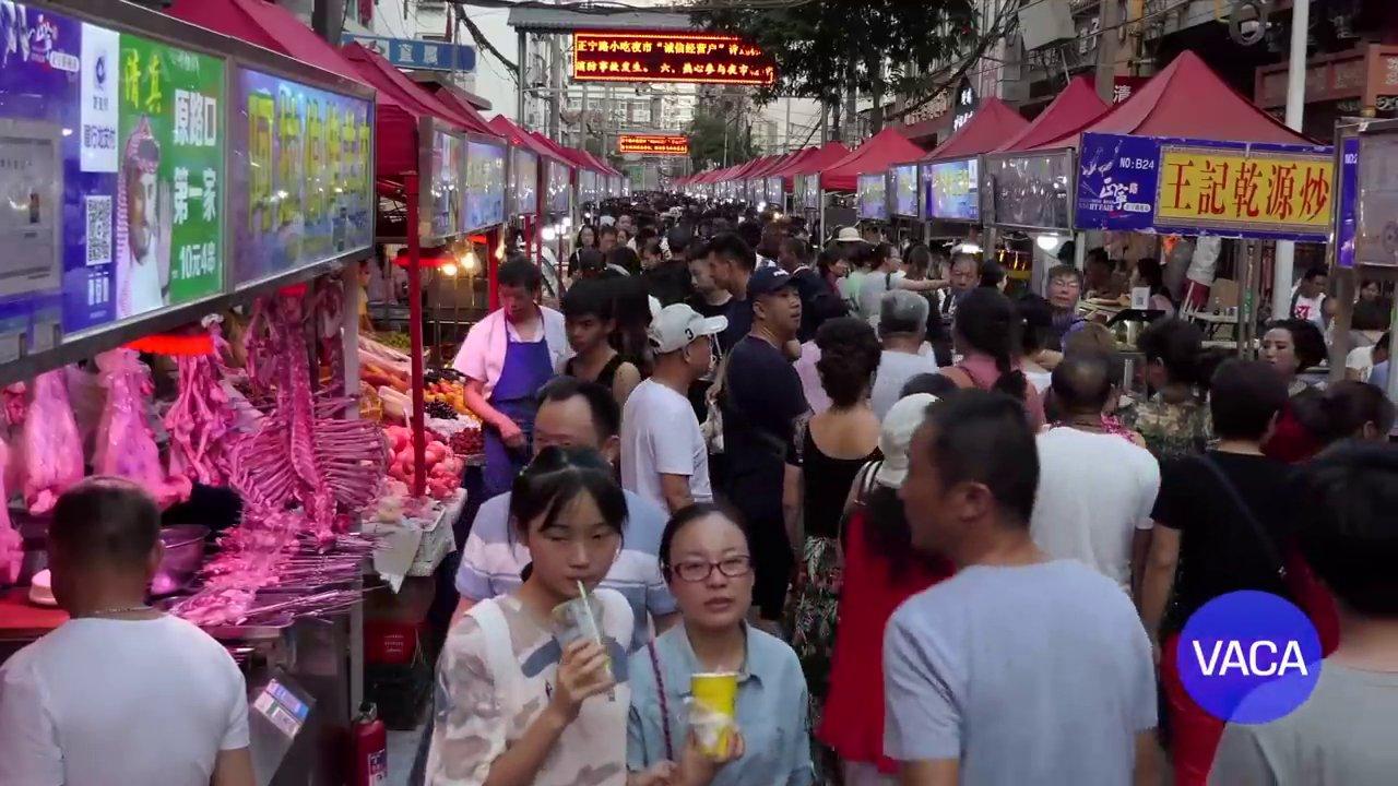 Một khu chợ đêm ẩm thực với gần 600 quầy hàng bán đồ ăn ngon và đa dạng.