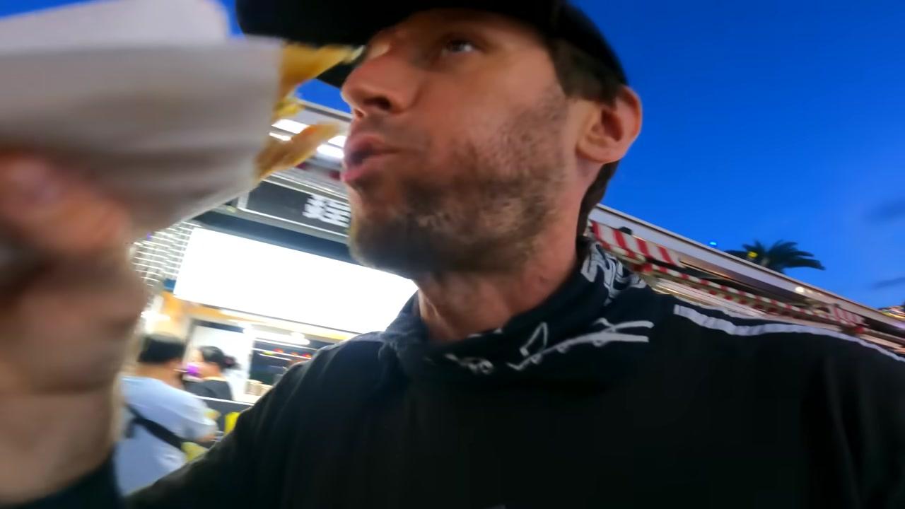 Khung cảnh yên bình của thị trấn biển Hoa Liên nhìn từ xa.