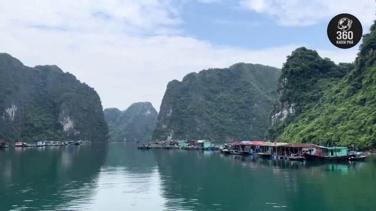 Làng chài Cửa Vạn với những ngôi nhà bè đầy màu sắc - một di sản văn hóa đang dần biến mất.