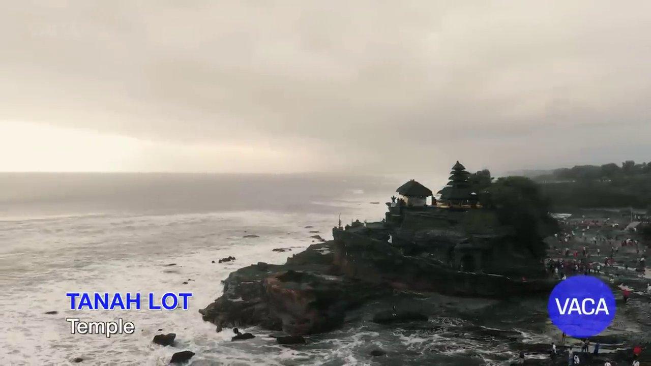 Ngôi đền Tanah Lot cổ kính được xây dựng trên một mỏm đá ngoài khơi, là biểu tượng tâm linh của Bali.