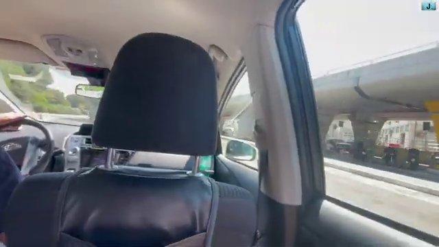 Góc nhìn từ ban công khách sạn xuống con phố nhộn nhịp ở trung tâm Rome vào buổi chiều, với kiến trúc cổ điển và dòng người qua lại.