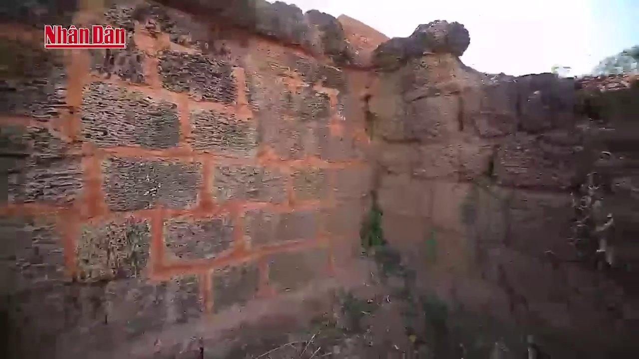 Quá trình tu bổ tường thành bằng đá ong, sử dụng kỹ thuật và vật liệu truyền thống.