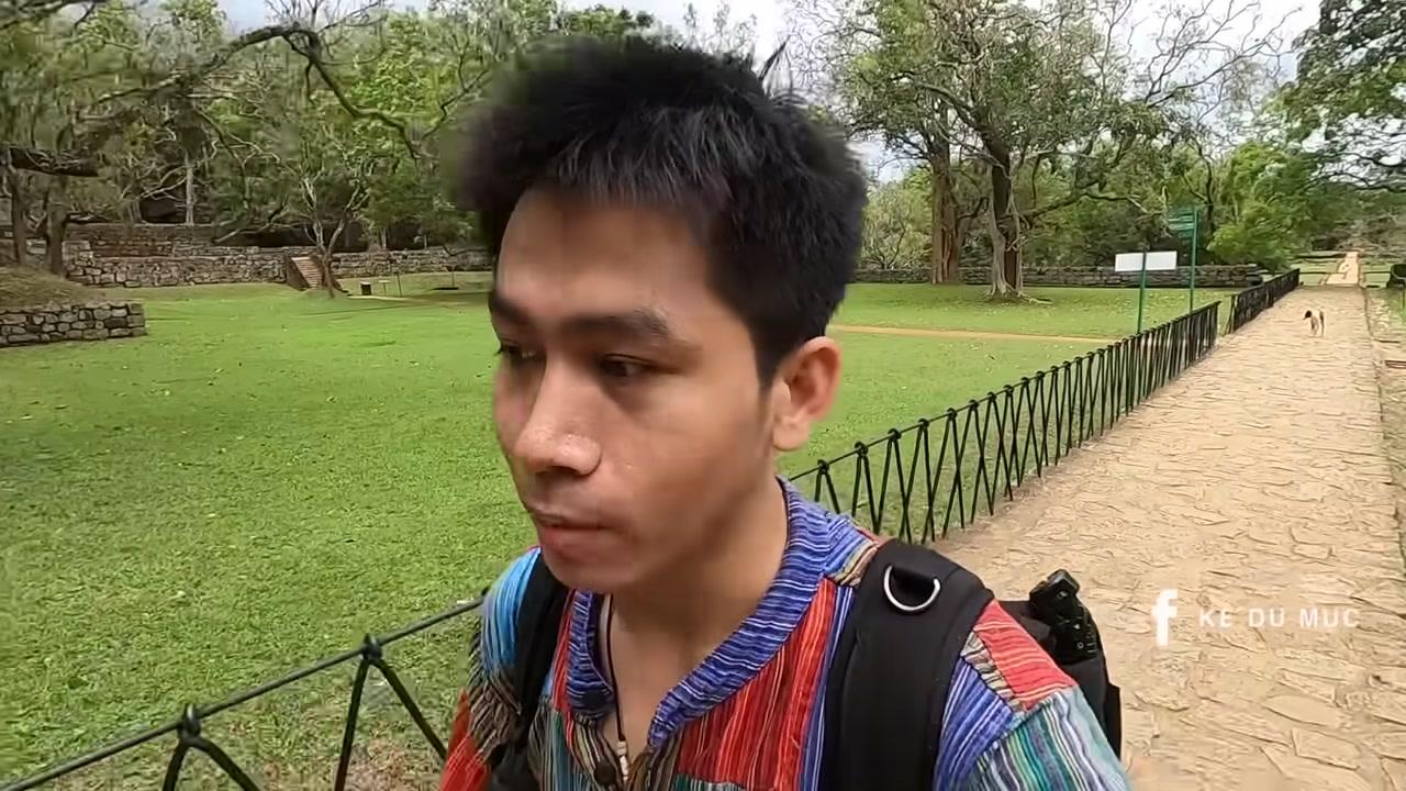 Nhìn từ dưới chân núi lên, những bậc thang sắt dựng đứng như dẫn lên thiên đường.