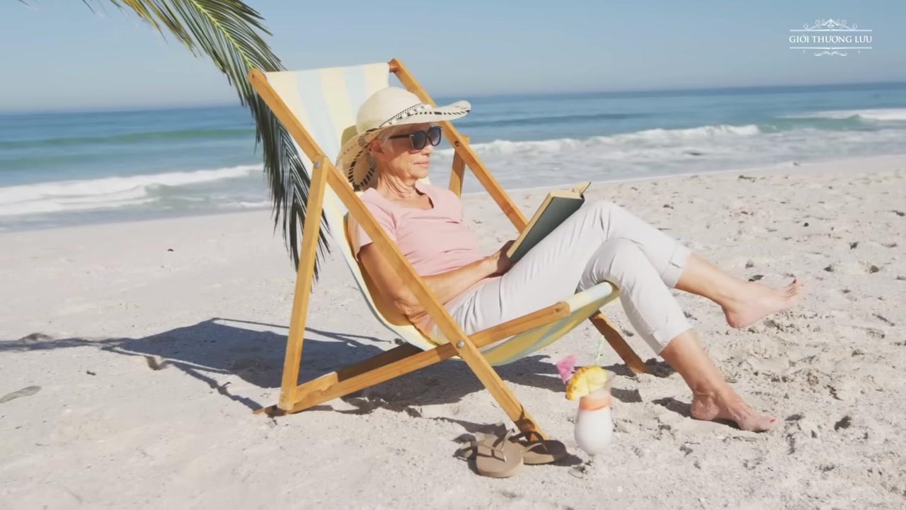 Góc thư giãn tại một Overwater Villa ở Laucala, Fiji với view toàn cảnh biển xanh và bầu trời trong vắt.