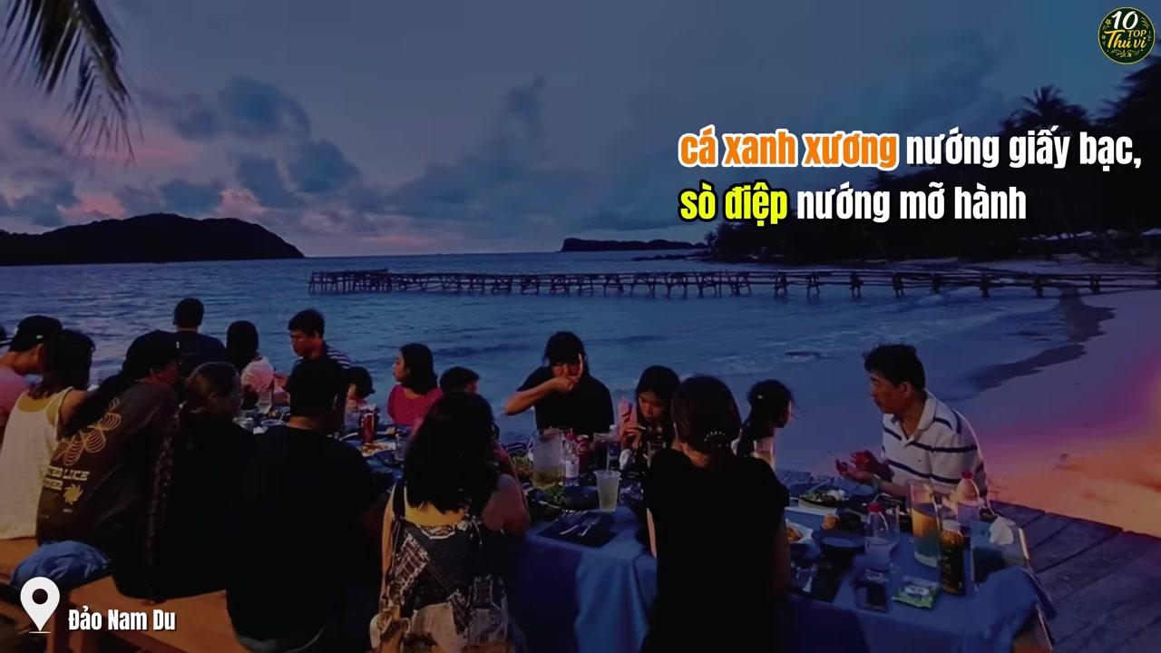 Quang cảnh Bãi Mấu trên đảo Nam Du với bãi cát trắng và rừng dừa xanh mát.