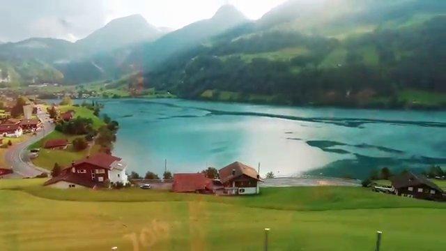 Cảnh tượng hùng vĩ của dòng sông băng màu xanh ngọc tuyệt đẹp trên núi Titlis.