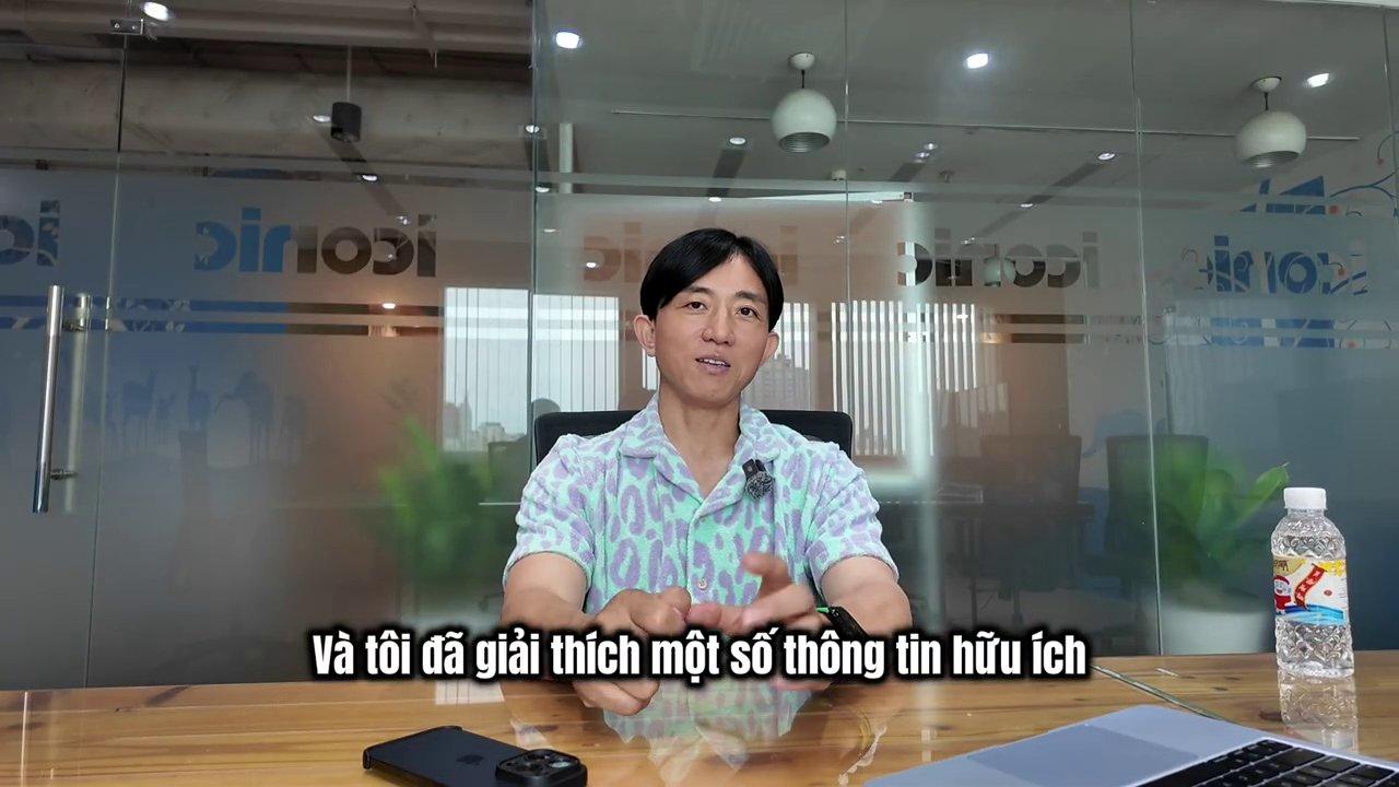 Một cuốn sổ ta y mở ra với những dòng chữ viết ta y nguệch ngoạc, bên cạnh là một tách cà phê đang bốc khói.