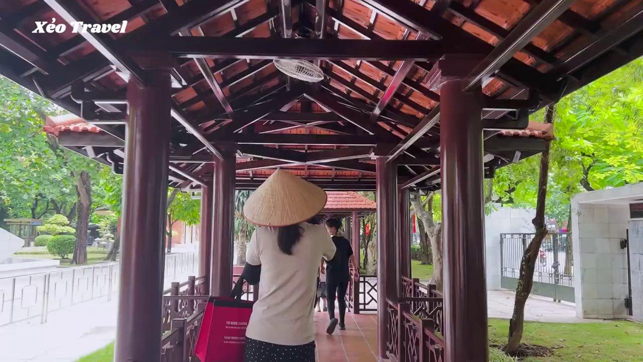 Đoàn người xếp hàng trật tự, trang nghiêm chờ vào viếng Lăng Bác.