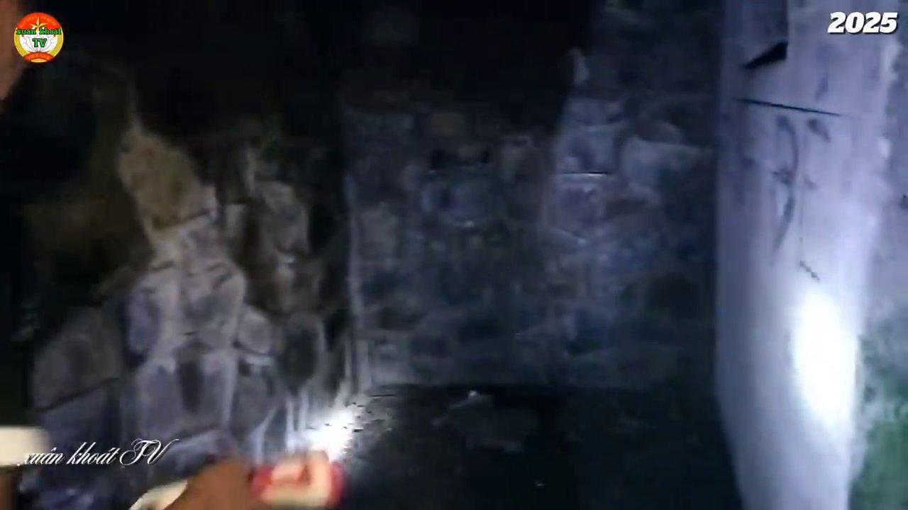 Hành lang dài và sâu hun hút, gợi lên cảm giác về quy mô đồ sộ và những bí ẩn chưa được khám phá hết bên trong.