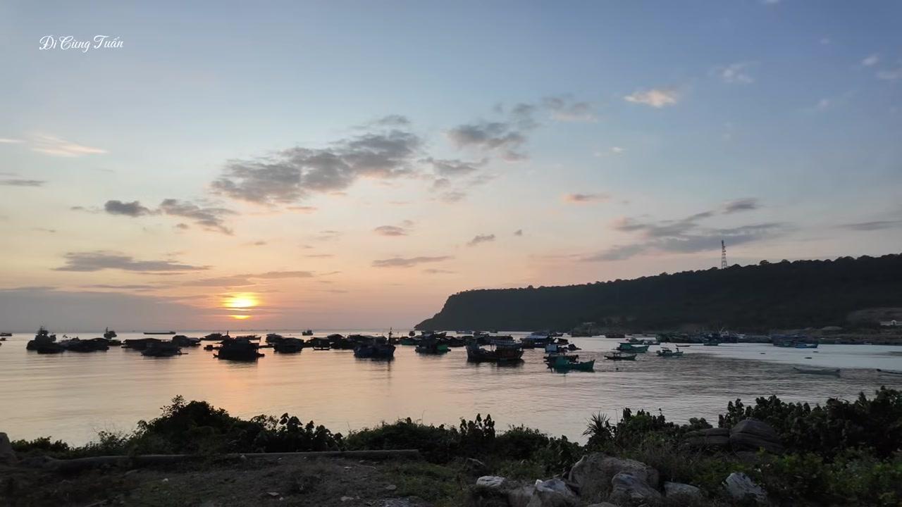 Khu dân cư giản dị quanh cảng Thổ Chu với những con đường nhỏ và cuộc sống bình yên.