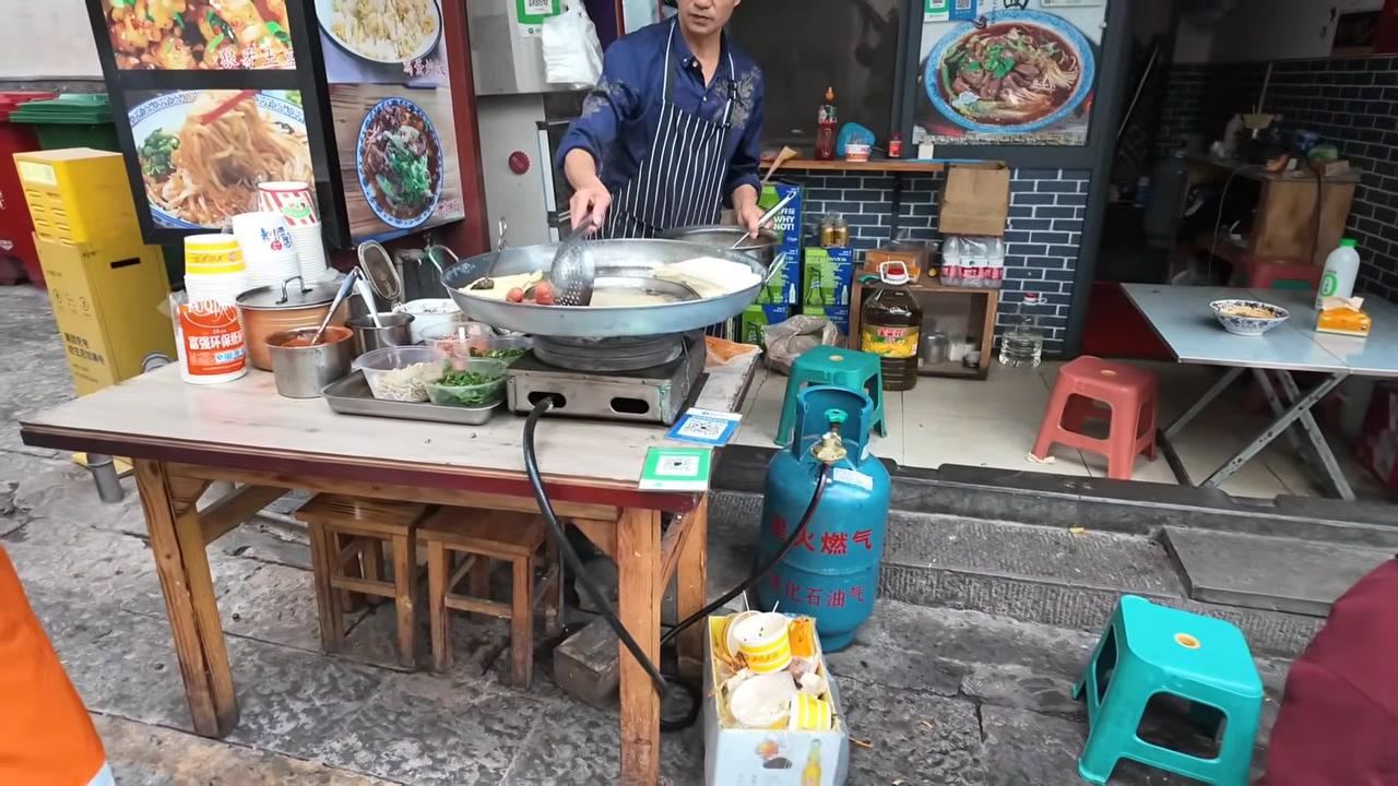 Một tiệm cắt tóc giản dị bên đường - nơi phản ánh nhịp sống bình dị của người dân địa phương.