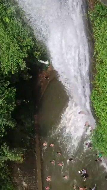 Khung cảnh thư thái của du khách nghỉ ngơi bên bờ suối, tận hưởng không khí trong lành.