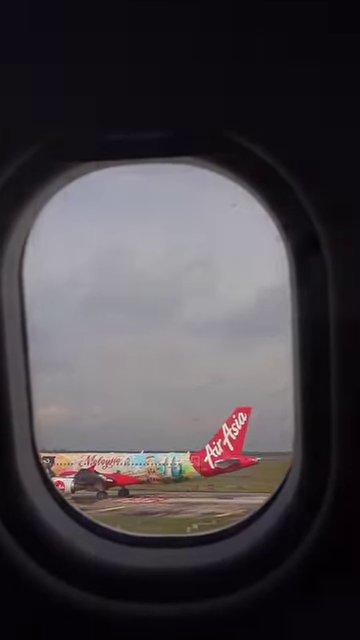 Màn hình tìm kiếm chuyến bay trên website hoặc app AirAsia, hiển thị lộ trình Sài Gòn - Kuala Lumpur - Istanbul với mức giá ưu đãi.