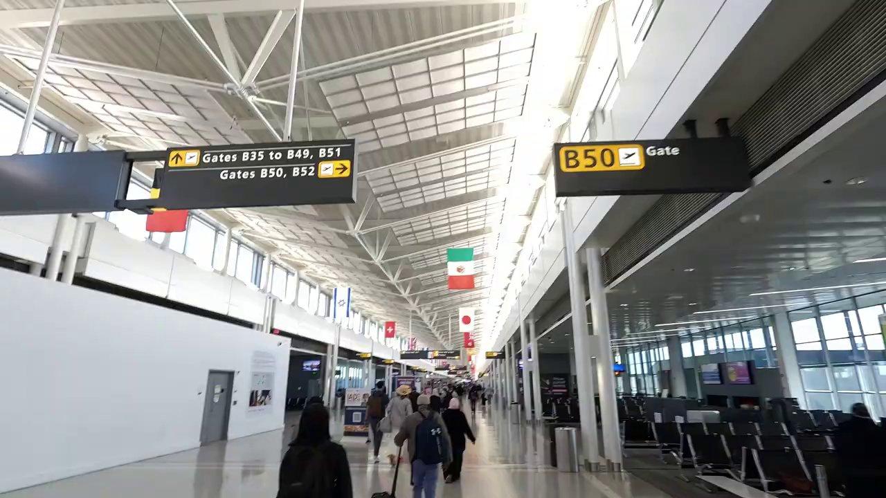 Một người đang đứng trên đỉnh đồ i, dang rộng hai ta y đó n gió, phía trước là cảnh hoàng hôn rực rỡ.