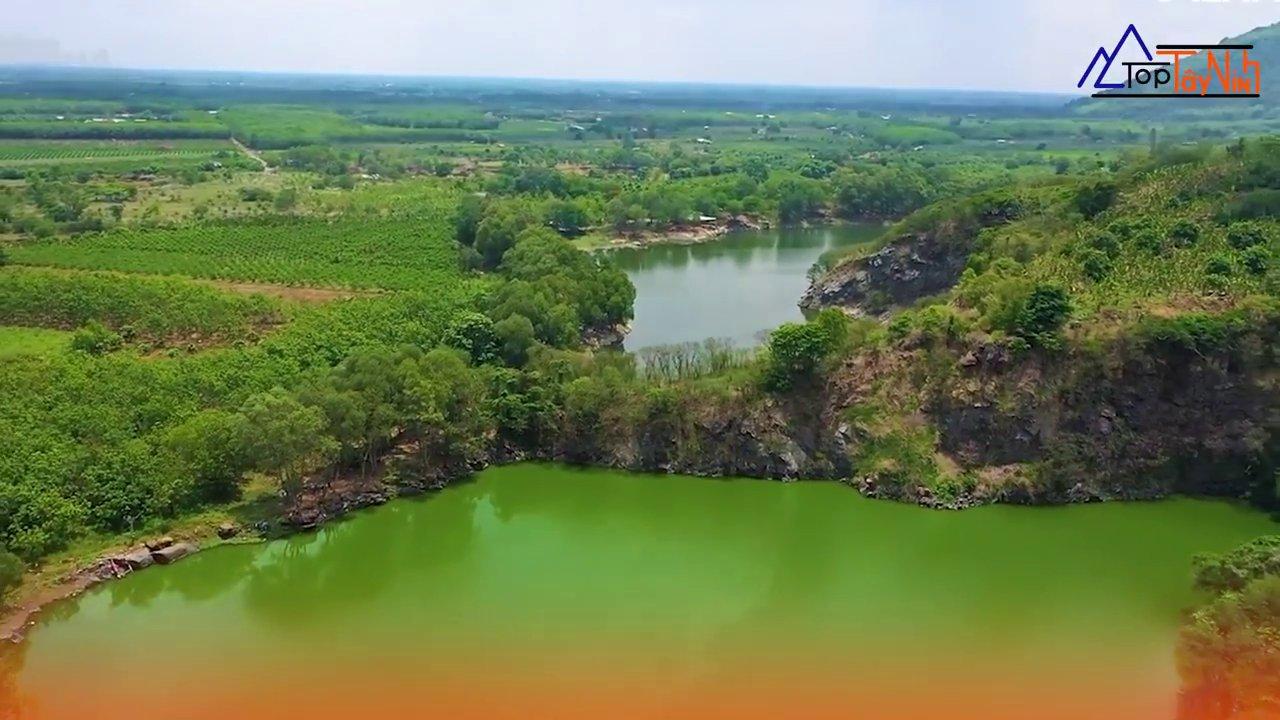 Khung cảnh hồ nước trong vắt và thơ mộng giữa lòng Ma Thiên Lãnh.