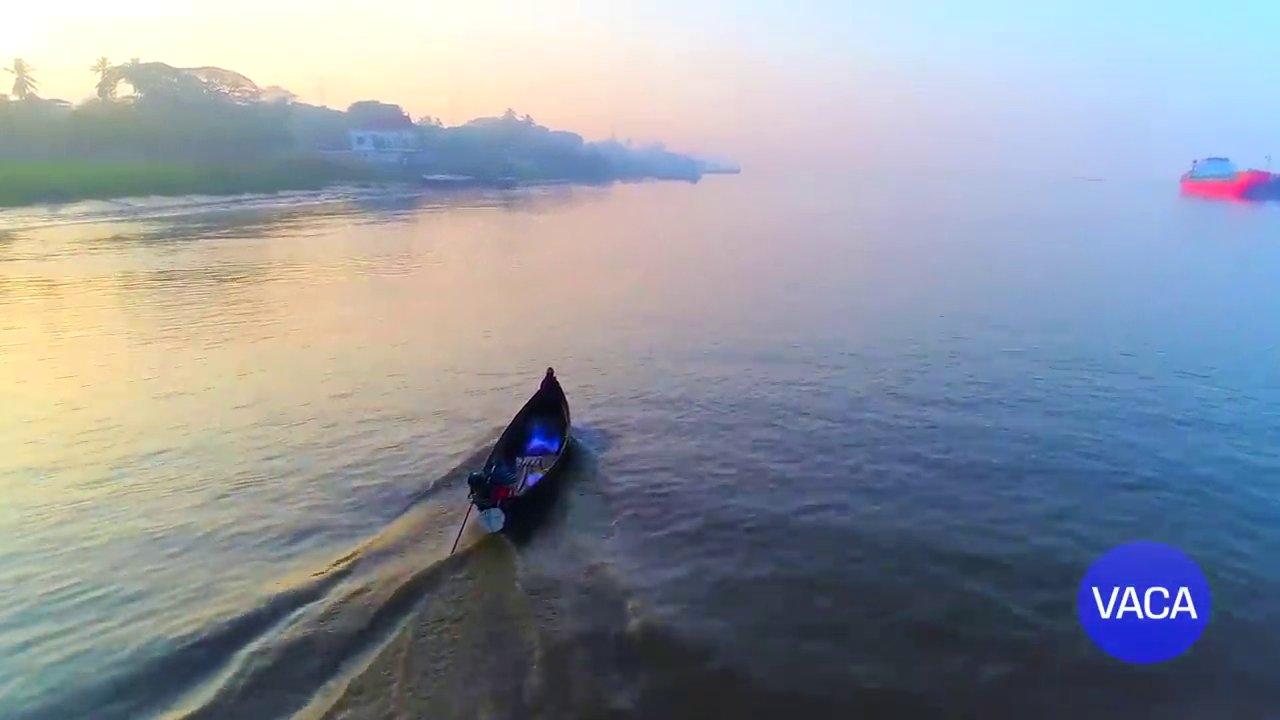 Hồ Nhật Nguyệt vào buổi sáng với mặt nước trong xanh và sương mờ huyền ảo.